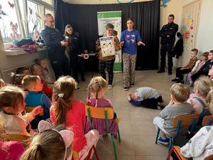 Policjanci podczas spotkania z przedszkolakami