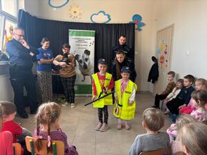 Policjanci podczas spotkania z przedszkolakami
