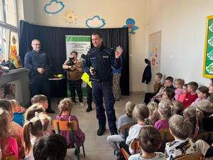 Policjanci podczas spotkania z przedszkolakami