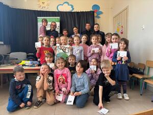 Policjanci podczas spotkania z przedszkolakami