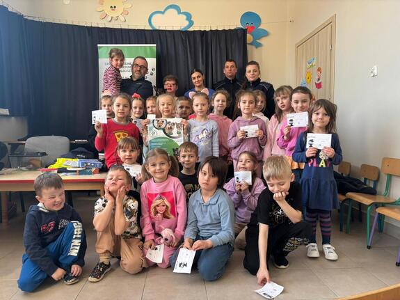 Policjanci podczas spotkania z przedszkolakami