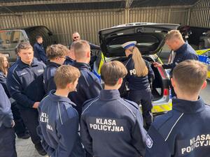 Uczniowie klasy policyjnej odwiedzili kolbuszowską Komendę