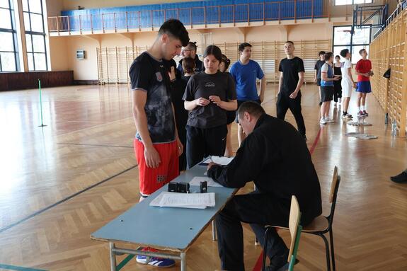 Pierwsze testy sprawnościowe dla uczniów klas policyjnych w Kolbuszowej