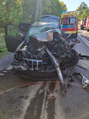 Policjanci pracowali na miejscu wypadku w Widełce