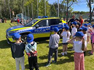 Policjanci na pikniku z okazji dnia dziecka i sportu w Cmolasie