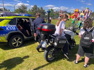 Policjanci na pikniku z okazji dnia dziecka i sportu w Cmolasie