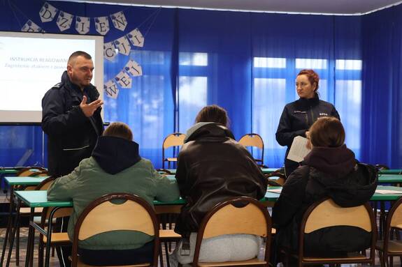 Trening Rodzinny w gminie Kolbuszowa. Policjanci rozmawiali z uczniami, rodzicami i nauczycielami o bezpieczeństwie