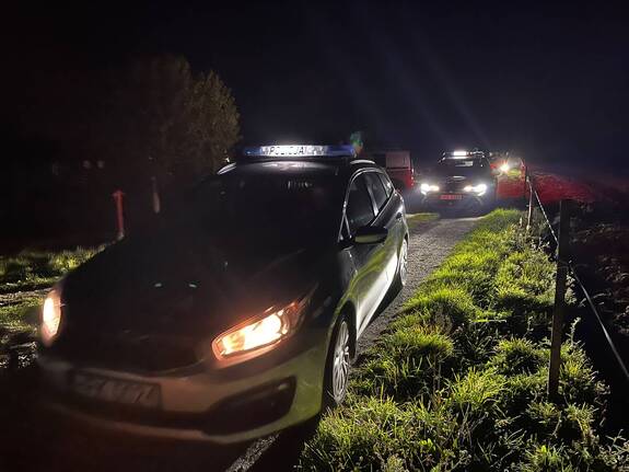 Policjanci wspólnie z innymi służbami biorący udział w poszukiwaniach zaginionego męzczyzny